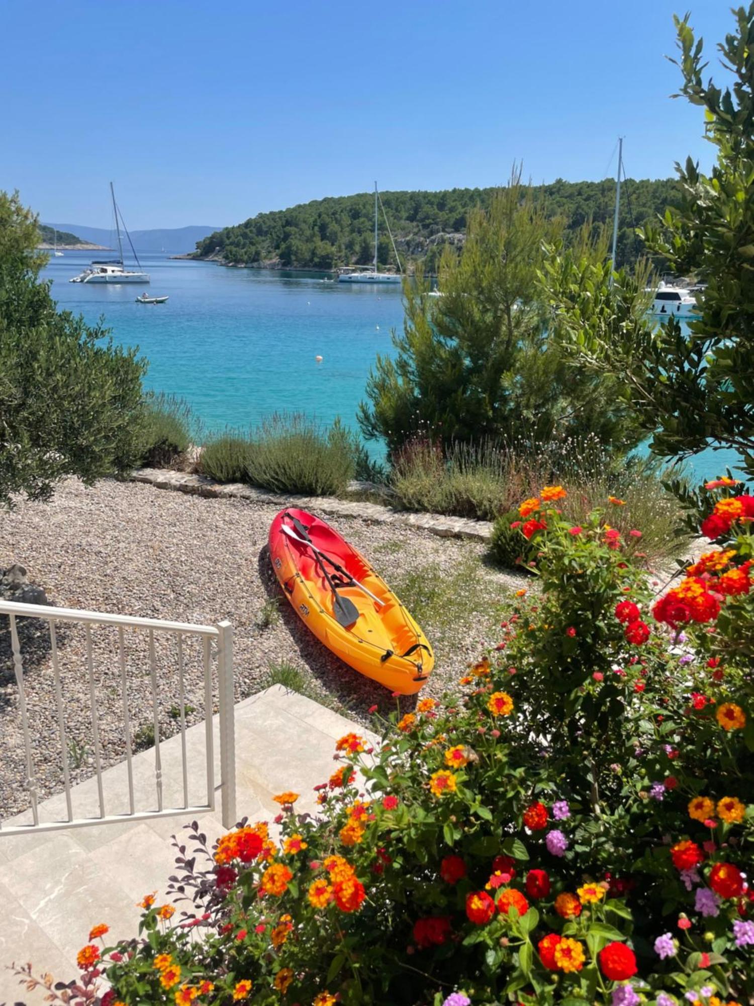 Luxury Villa Kate On Sea With Heated Pool Milna  Eksteriør billede