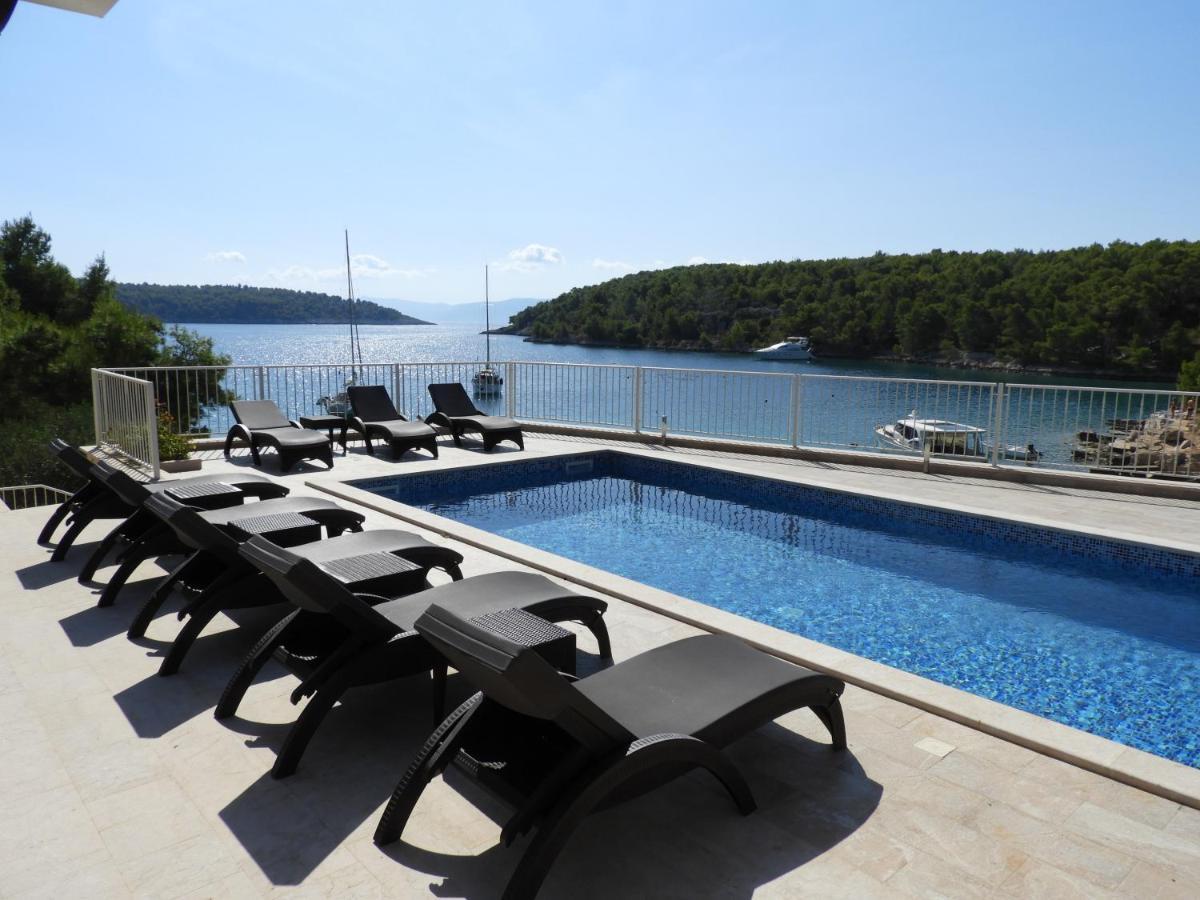 Luxury Villa Kate On Sea With Heated Pool Milna  Eksteriør billede