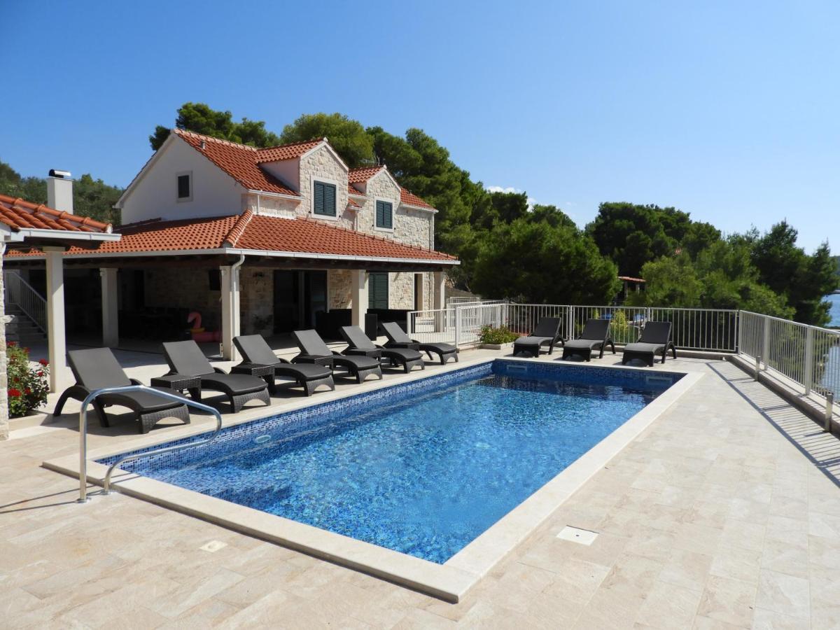 Luxury Villa Kate On Sea With Heated Pool Milna  Eksteriør billede
